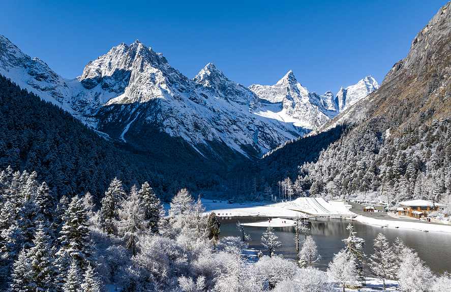 四姑娘山四座雪山一字排开